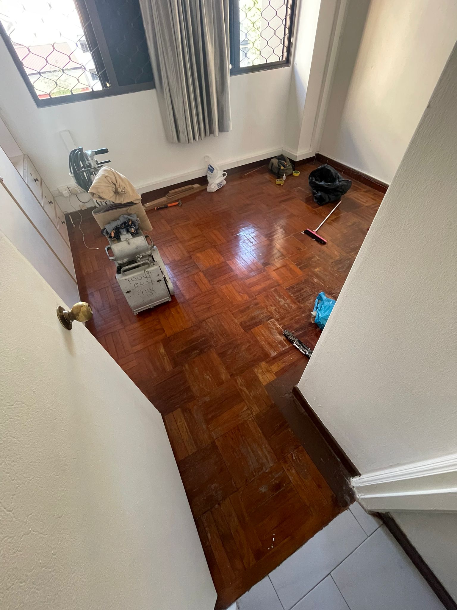 Professional Polish and Varnish Service in Singapore – Tasfia Engineering & Construction Pte Ltd